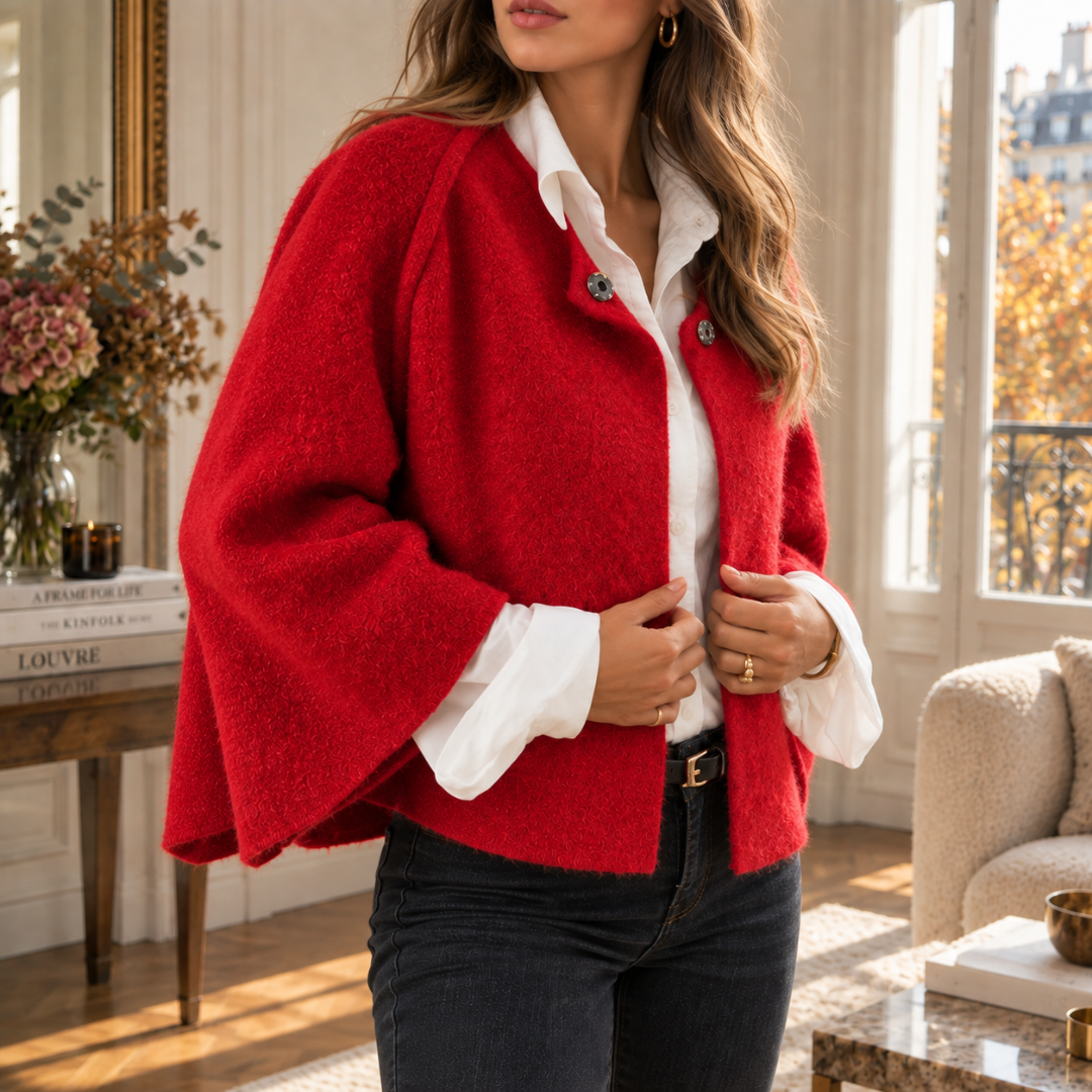 Détail de la veste rouge femme, bords francs et manches amples évasées