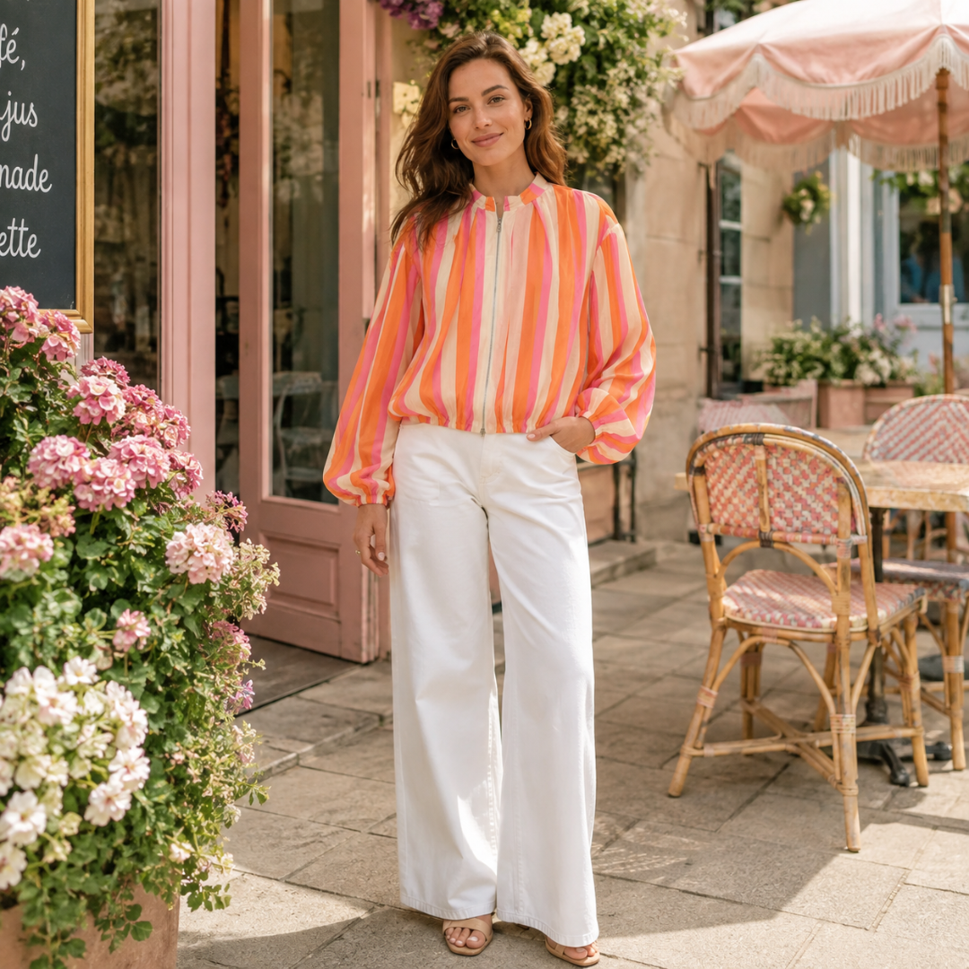 Silhouette entière avec veste rayée multicolore portée sur un pantalon large blanc