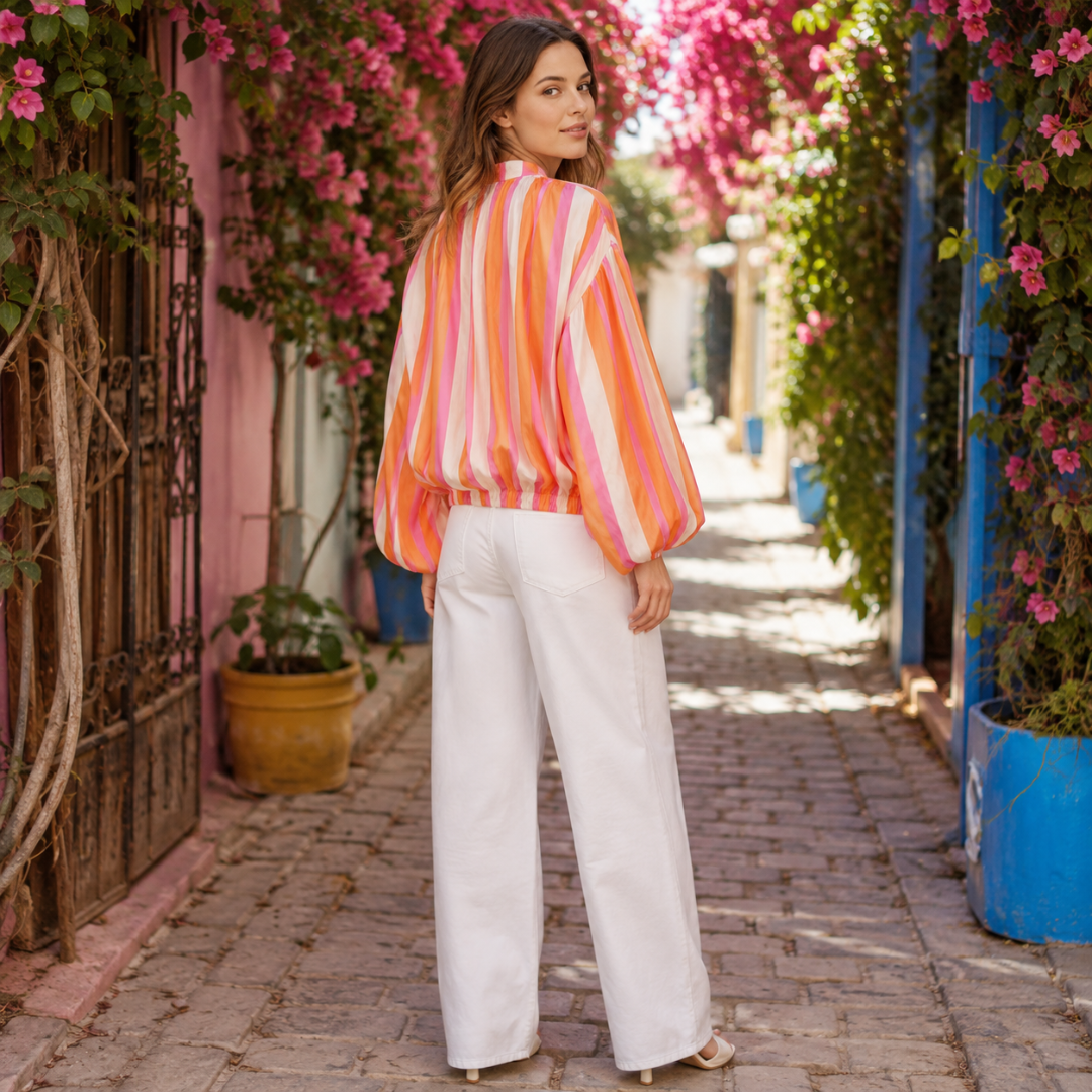 Vue de dos de la veste courte multicolore, manches longues bouffantes et taille blousante