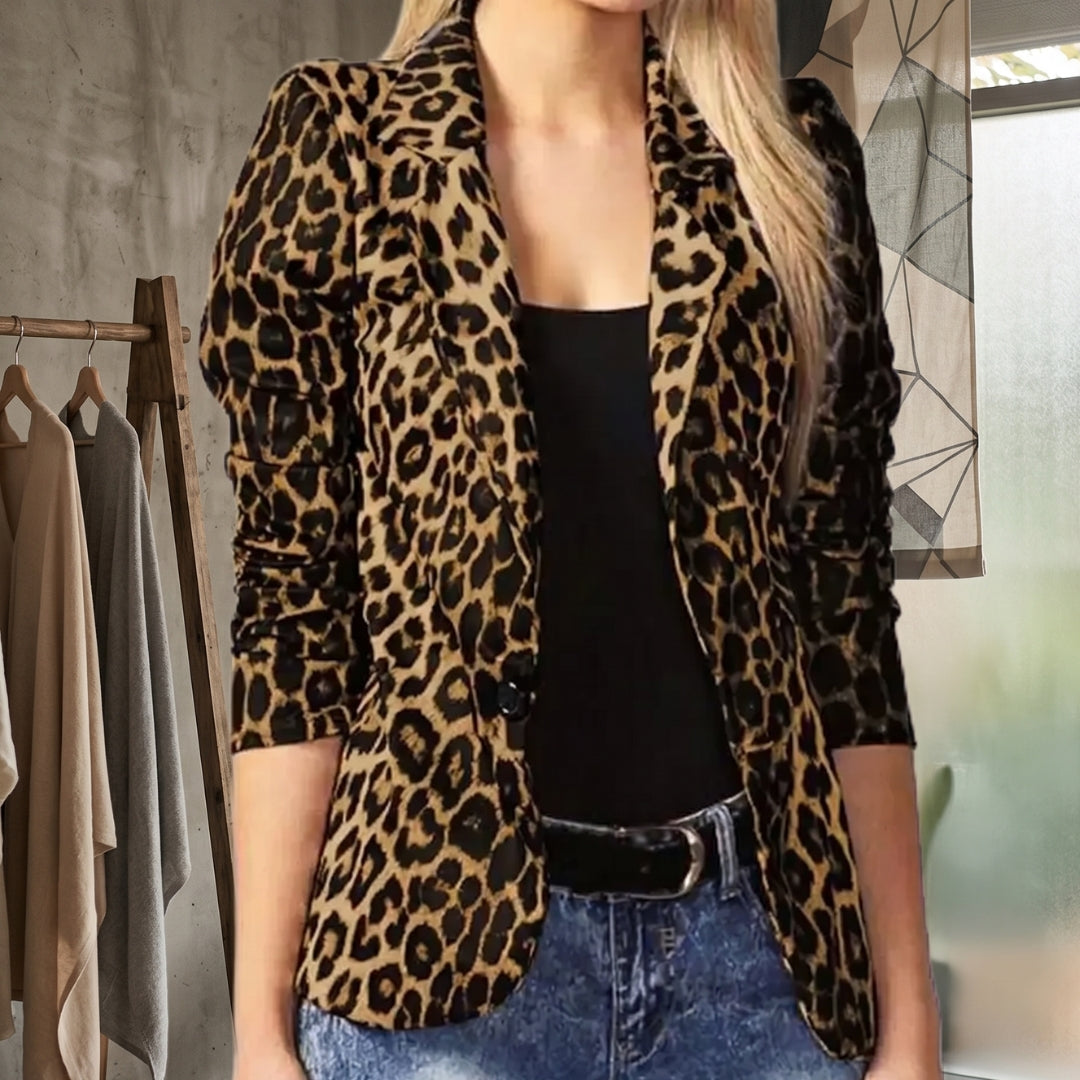 Vue de dos et profil, veste léopard caramel et noir, coupe ajustée femme