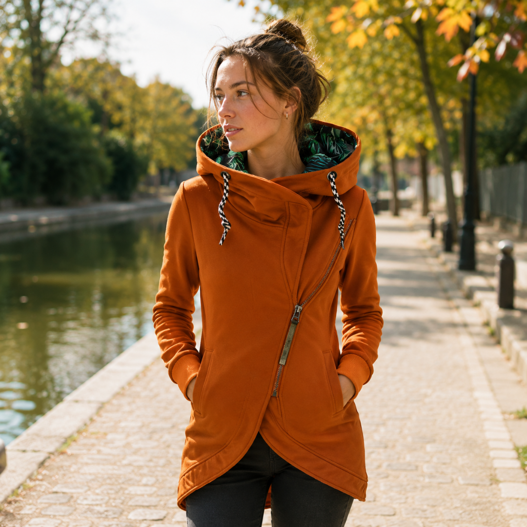 Veste longue orange à capuche imprimée à l'intérieur et zip asymétrique fermé
