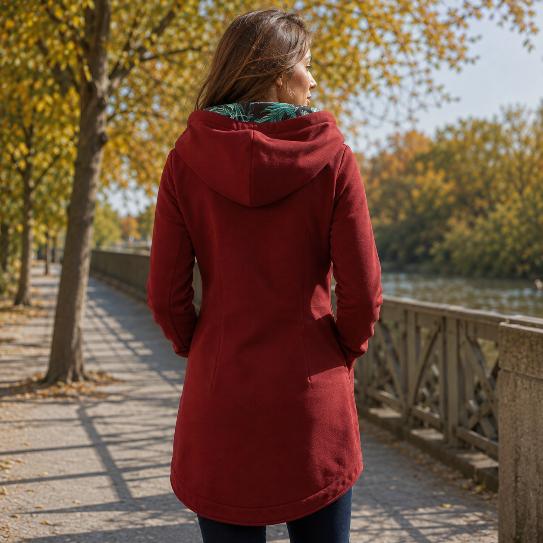 Dos de la veste longue rouge à capuche, bas arrondi et coutures verticales