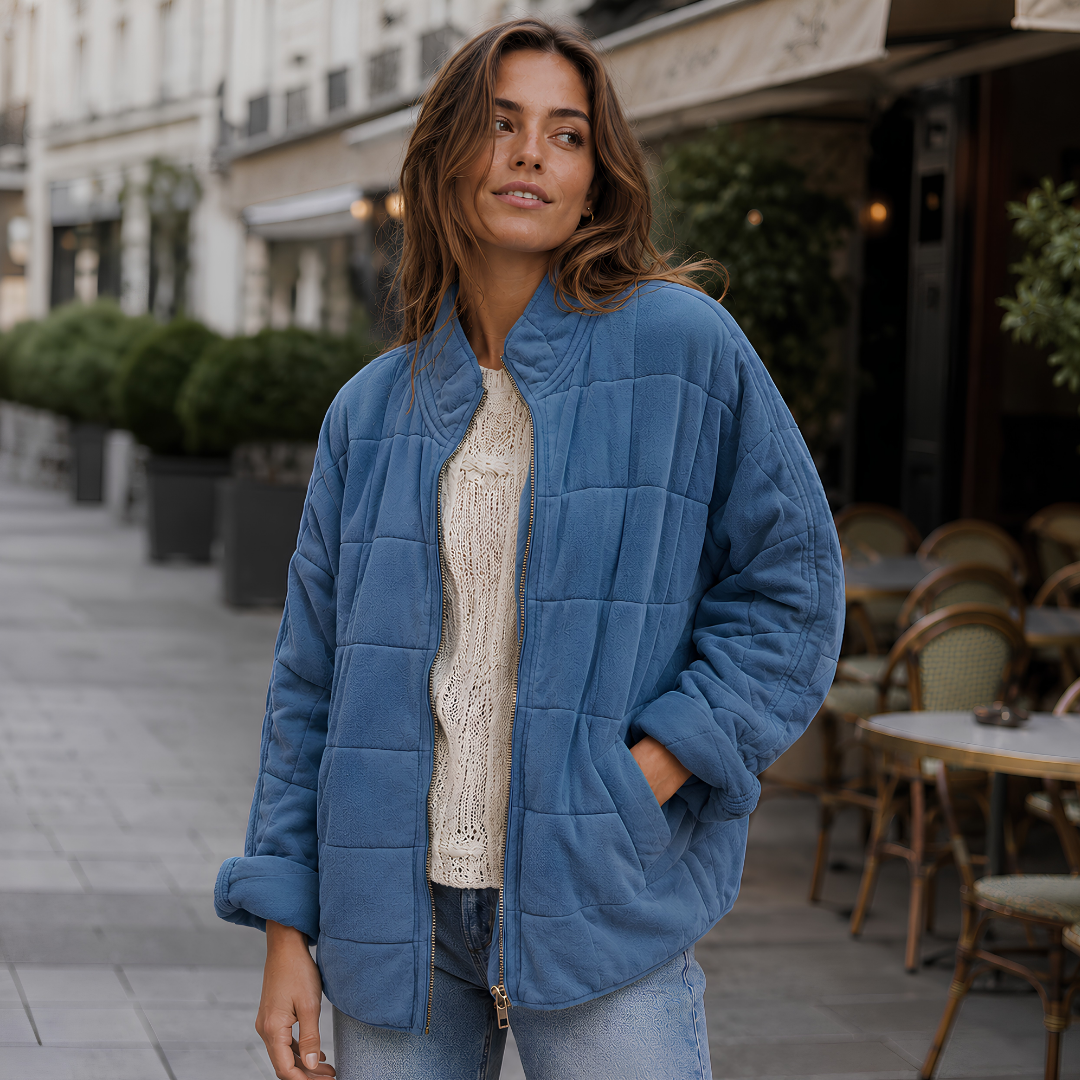 Veste matelassée bleu gris à surpiqûres carrées et manches longues retroussées