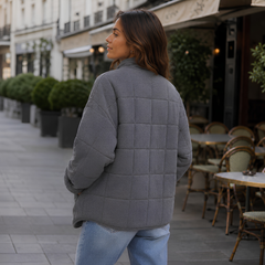 Dos de la veste matelassée gris foncé aux surpiqûres en larges carrés