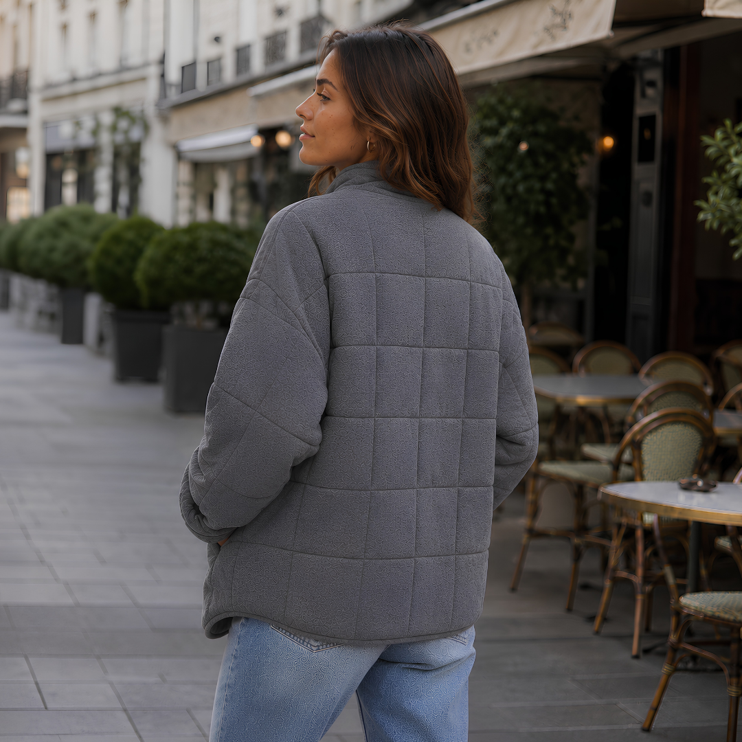 Dos de la veste matelassée gris foncé aux surpiqûres en larges carrés
