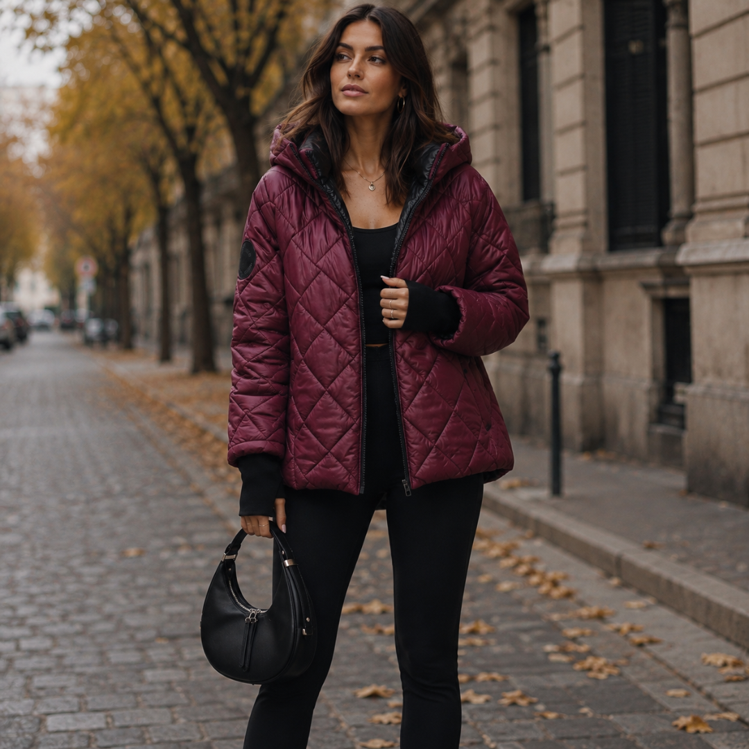 Veste matelassée bordeaux à capuche portée ouverte avec fermeture éclair noire contrastée
