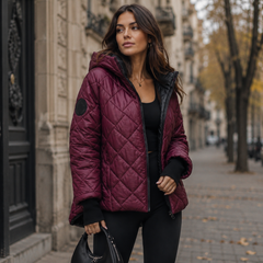 Veste femme bordeaux matelassée à losanges, écusson rond visible sur la manche