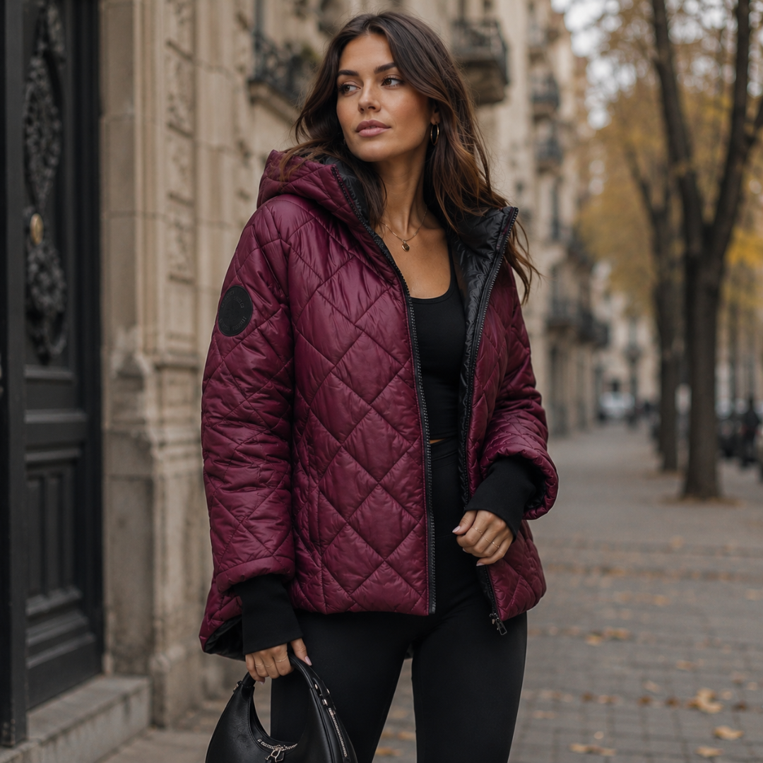 Veste femme bordeaux matelassée à losanges, écusson rond visible sur la manche