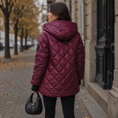 Dos de la veste bordeaux avec matelassage à losanges et grande capuche