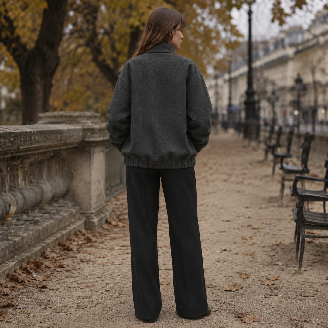Dos de la veste oversize gris foncé, épaules larges et col montant relevé