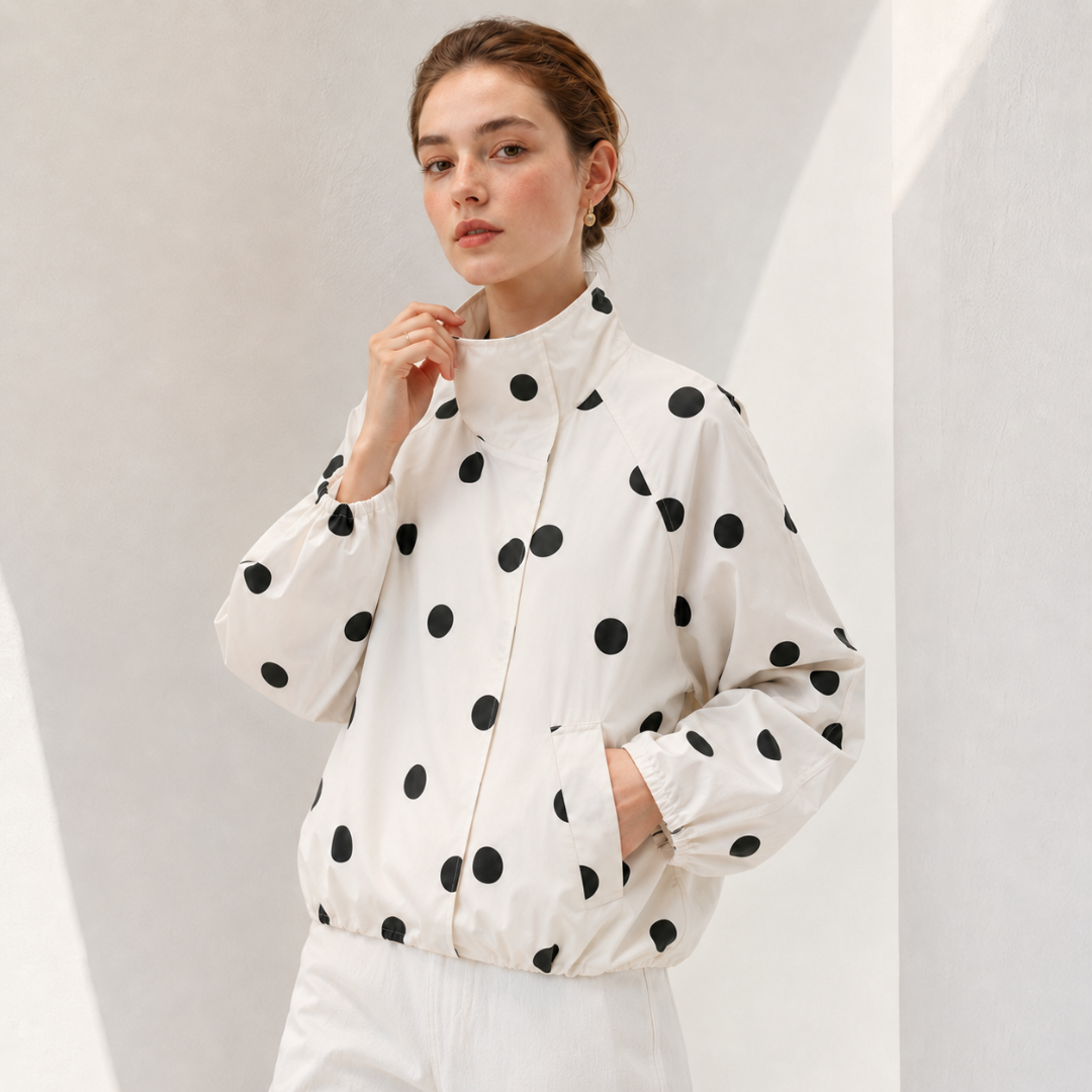 Veste femme à pois noirs sur fond écru, col montant relevé, coupe oversize