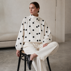 Veste à pois portée assise, poignets élastiqués et poche devant visible