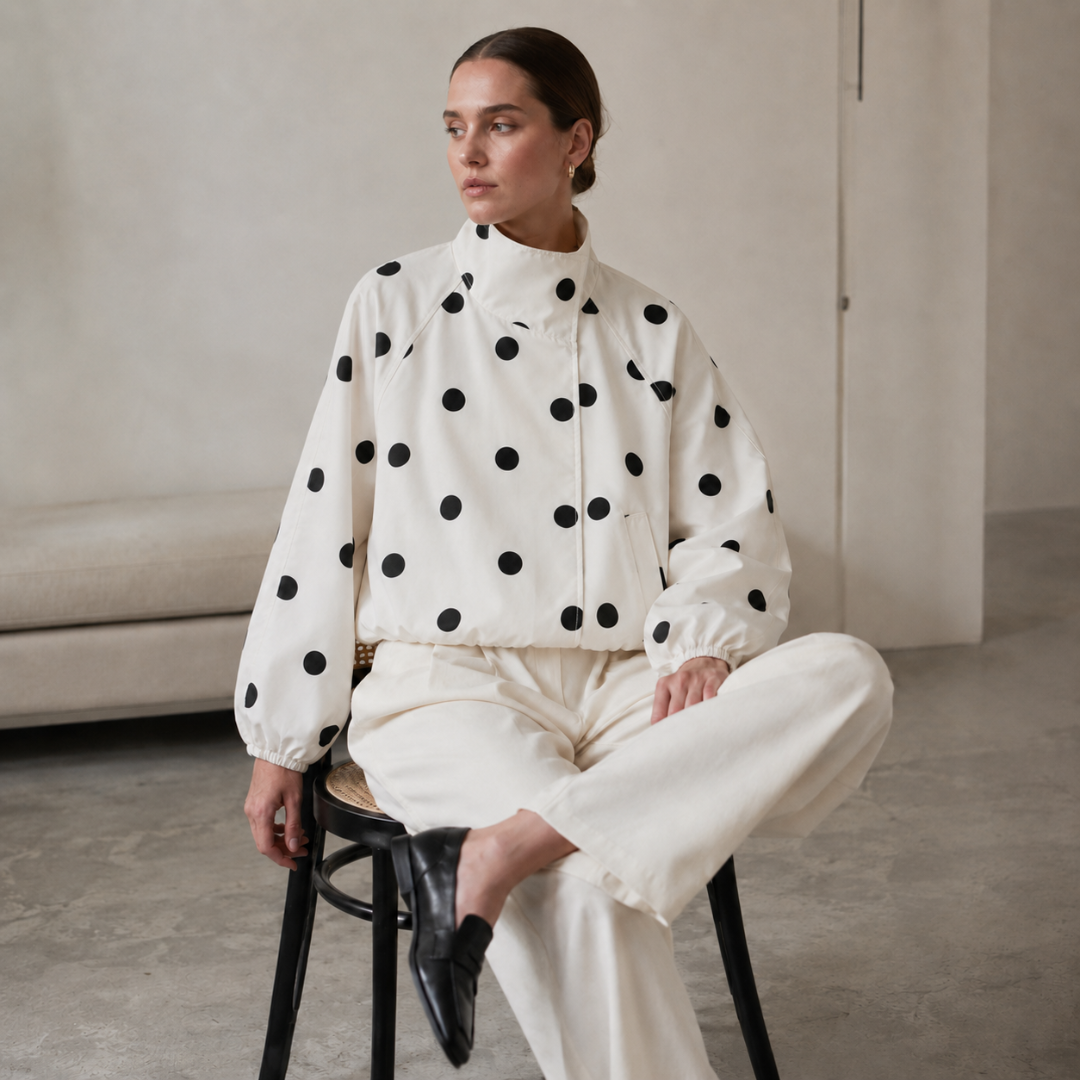 Veste à pois portée assise, poignets élastiqués et poche devant visible