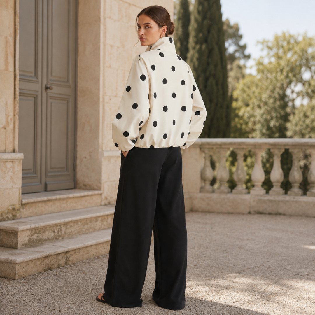 Vue de dos de la veste à pois associée à un pantalon large noir