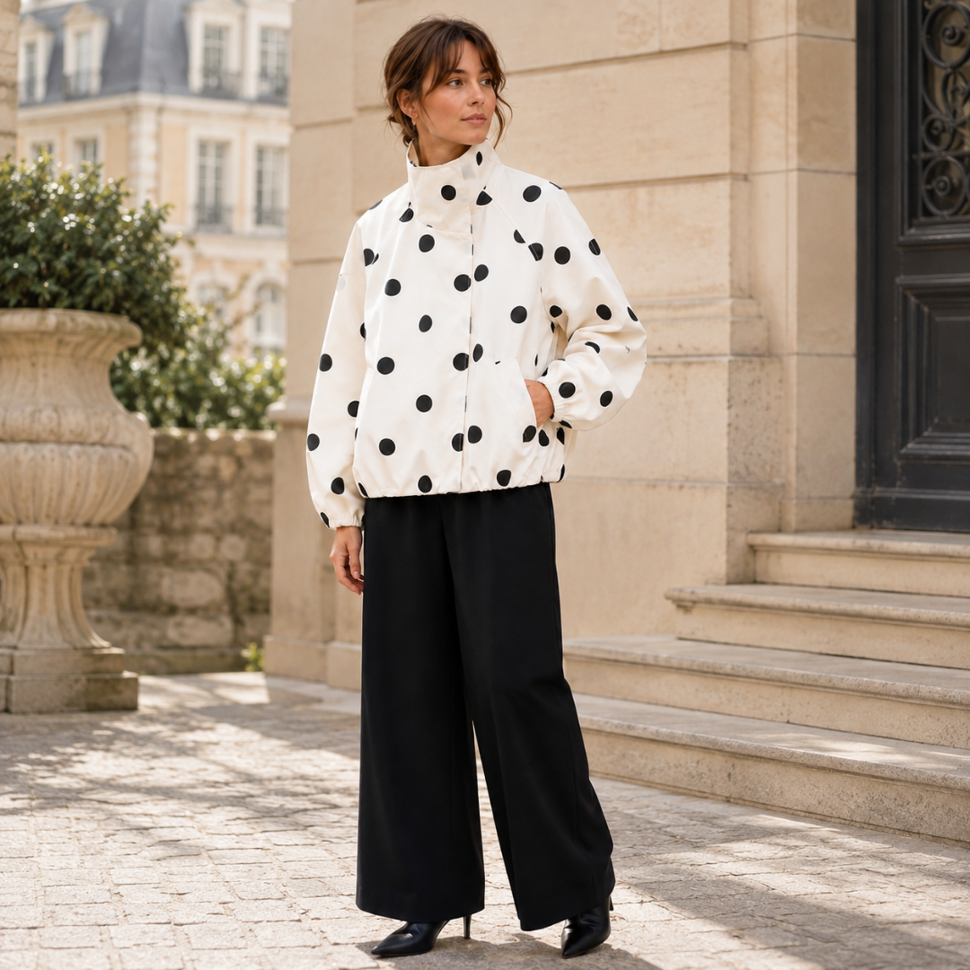 Veste beige à pois noirs fermée devant, poches latérales et bas élastiqué