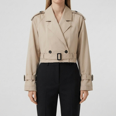 Détail boucle de ceinture du trench court beige