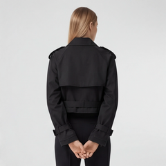 Trench court femme noir, vue de face silhouette complète