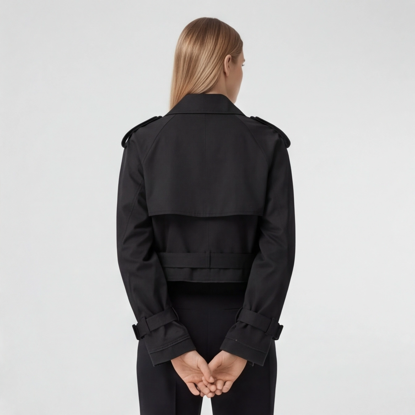 Trench court femme noir, vue de face silhouette complète