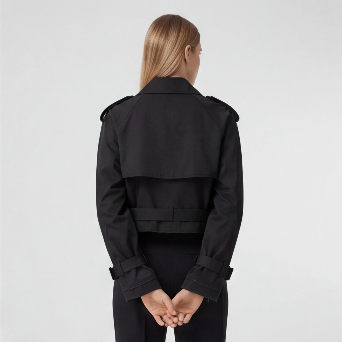 Trench court femme noir, vue de face silhouette complète