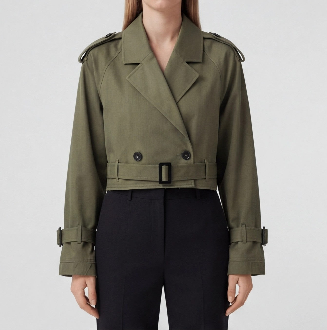 Trench court femme vert légion, vue de face avec ceinture