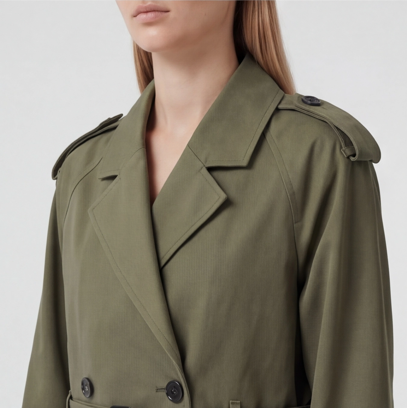 Trench court femme vert légion, vue légèrement de côté