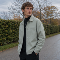 Veste verte homme ouverte montrant les deux poches poitrine à fente horizontale