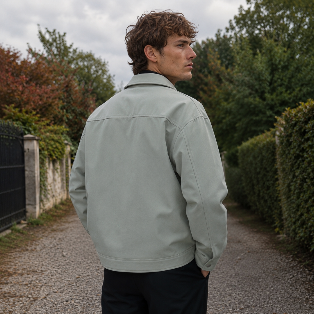 Dos de la veste homme verte avec découpe couture aux épaules et ourlet à bande