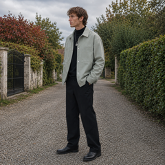 Silhouette complète de la veste verte courte avec pantalon noir droit et chaussures noires