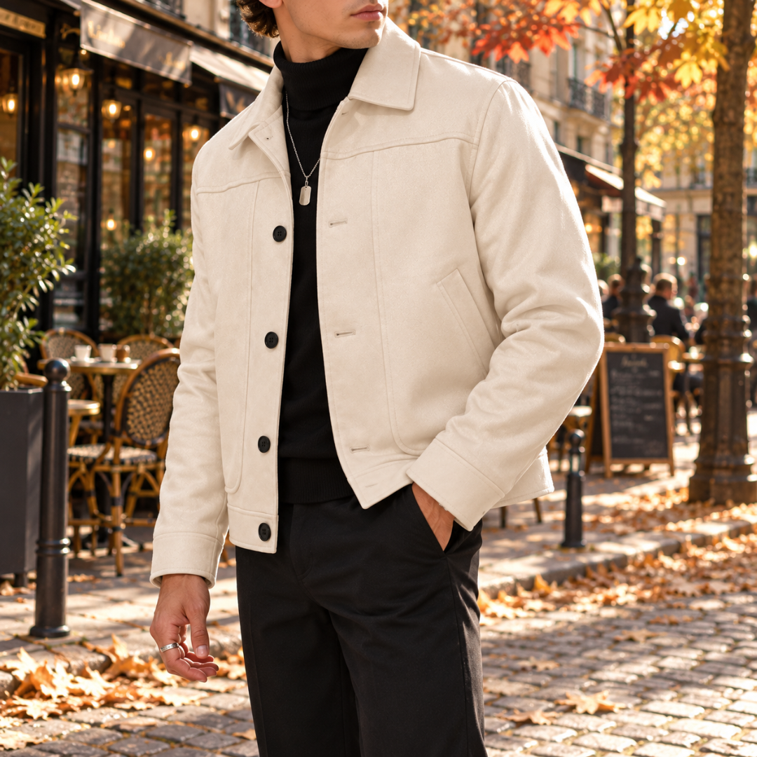 Veste homme abricot boutonnée portée sur un col roulé noir, vue de profil