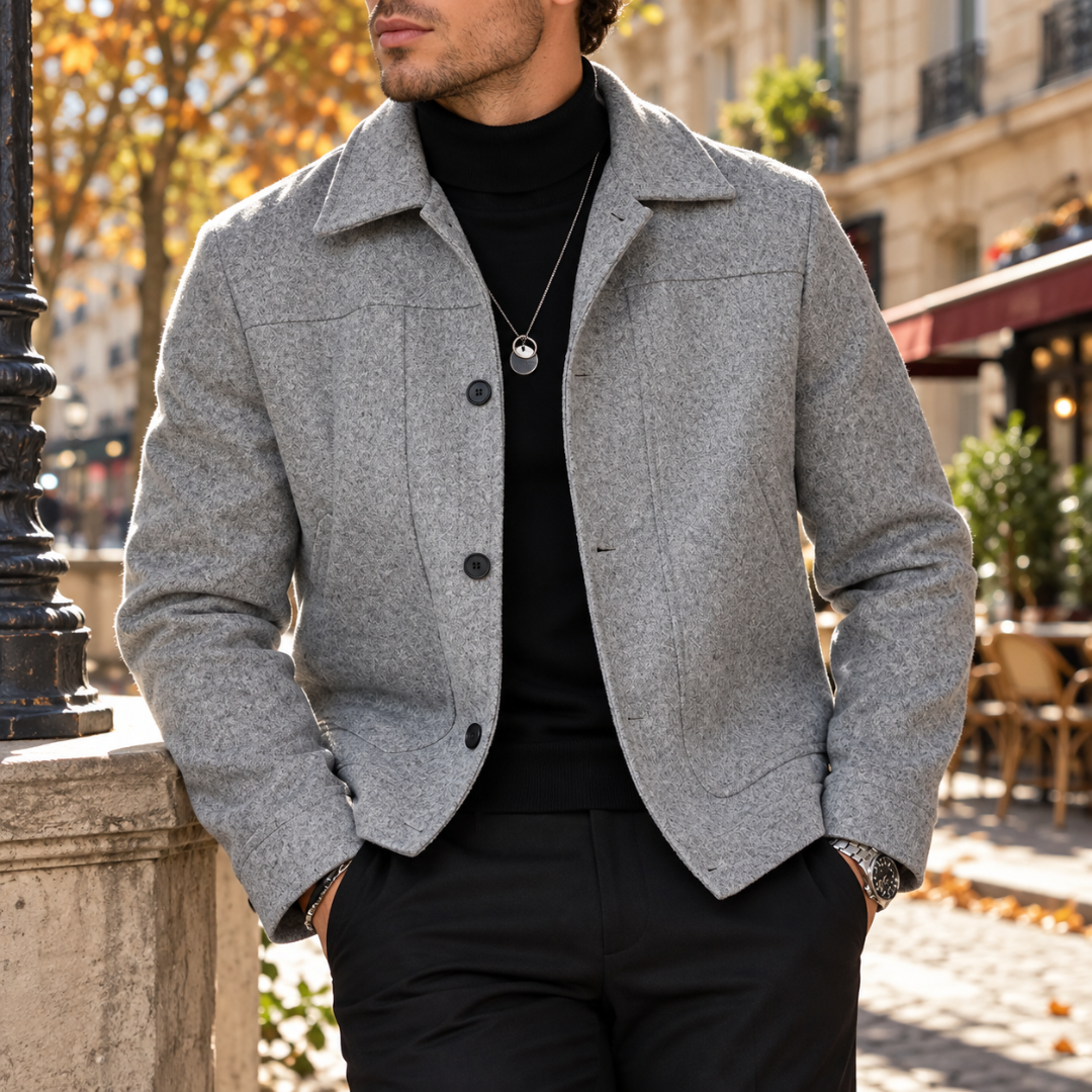 Veste homme grise chinée à col chemise, portée ouverte sur un col roulé noir