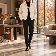 Veste homme blanche à col chemise et boutonnage simple portée sur un col roulé noir