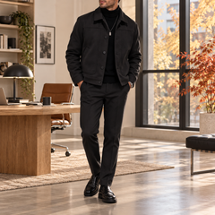 Veste homme noire à col chemise, poches plaquées et poignets boutonnés, allure monochrome