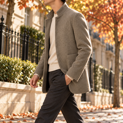 Veste homme beige de profil, col montant et poche plaquée sur la hanche