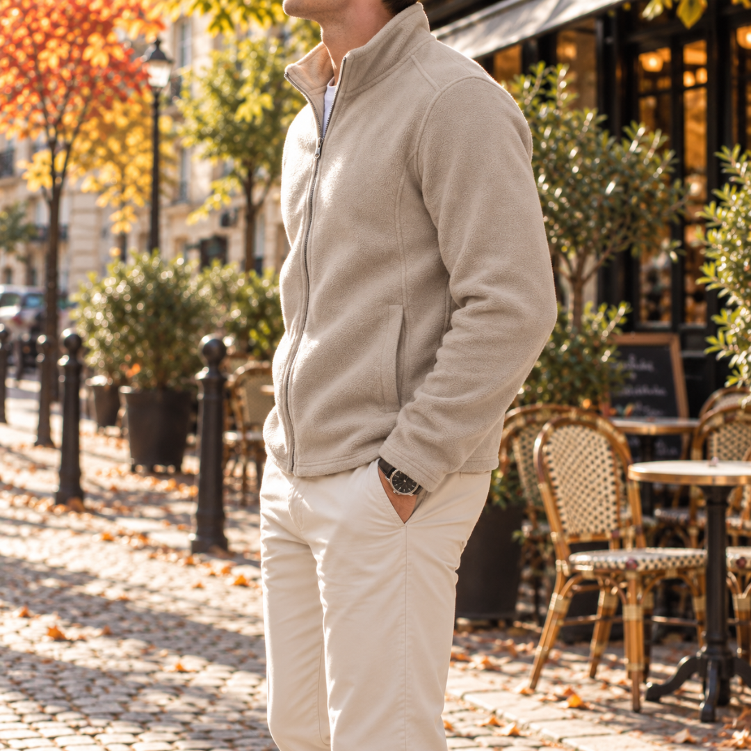 Veste camel portée ouverte, col montant relevé et poche latérale visible de profil