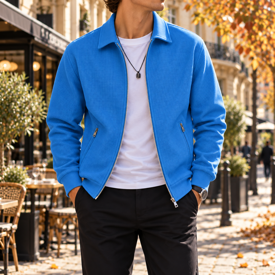 Veste homme bleue gaufrée ouverte, col chemise et poches zippées sur le devant