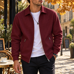 Veste homme bordeaux gaufrée ouverte sur un t-shirt blanc, poches zippées devant