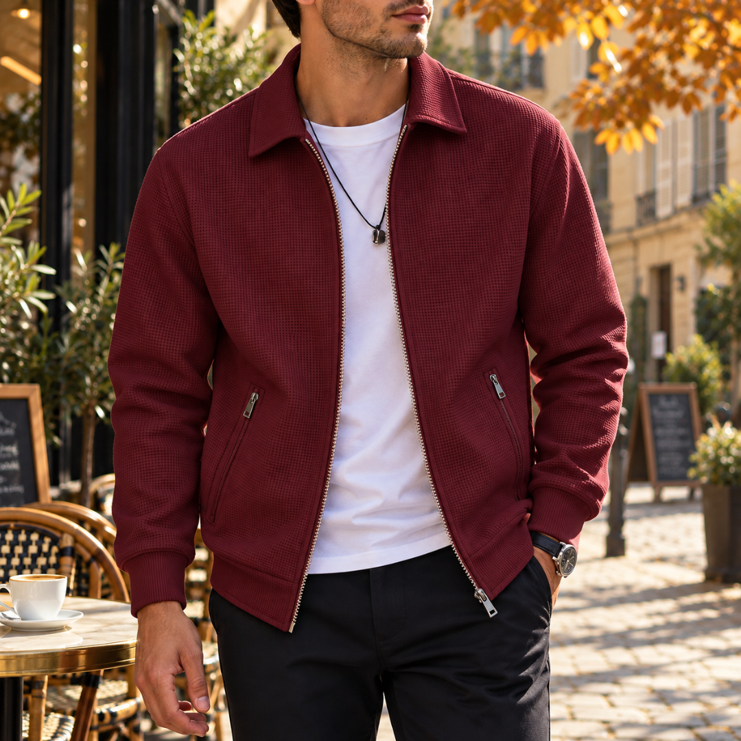 Veste homme bordeaux gaufrée ouverte sur un t-shirt blanc, poches zippées devant