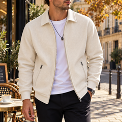 Veste homme crème gaufrée portée ouverte, curseurs métalliques et poignets côtelés