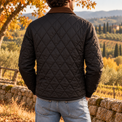 Dos de la veste homme noire avec matelassage en losanges et col côtelé marron