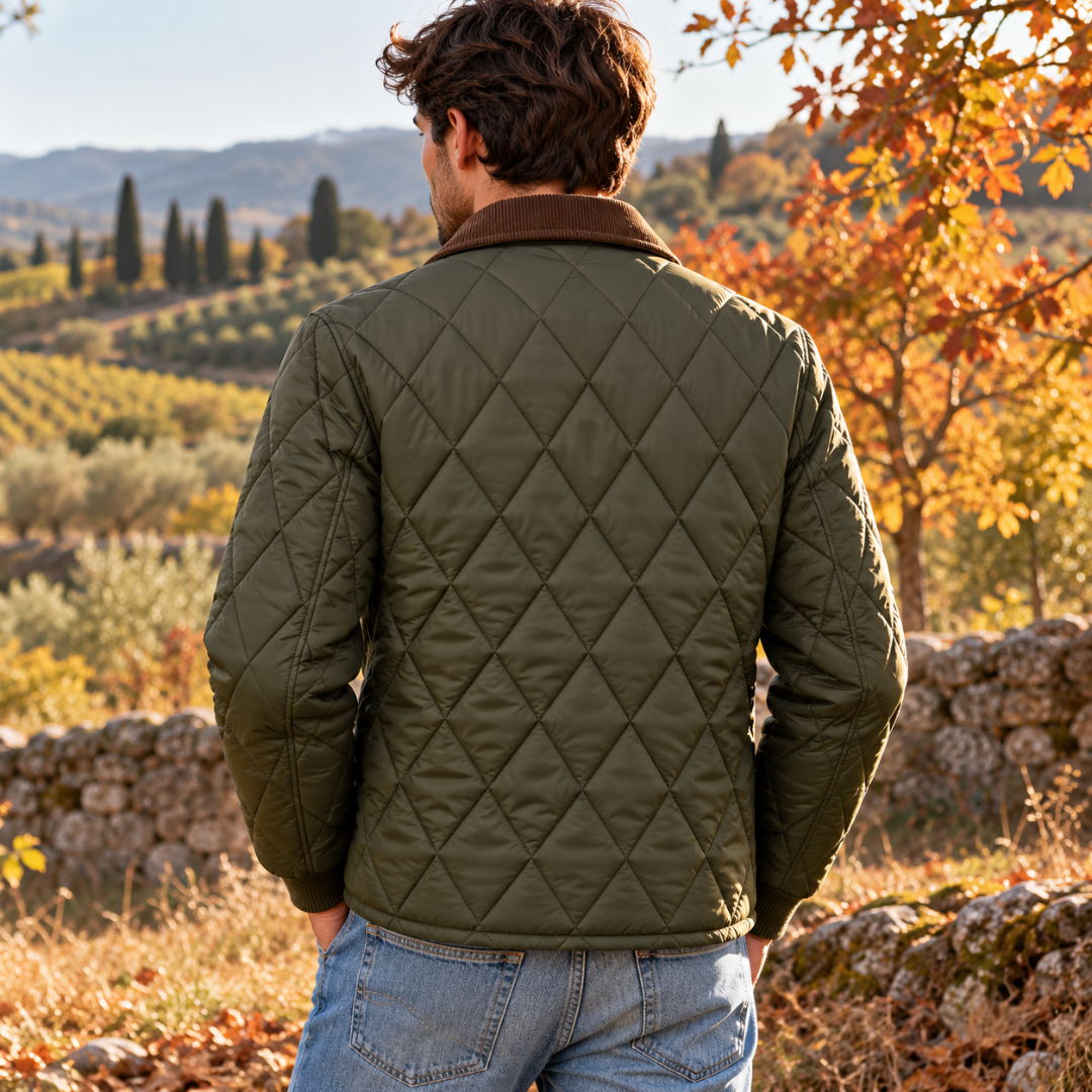 Dos de la veste homme verte avec surpiqûres en losanges et ourlet côtelé