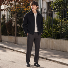 Veste homme noire zippée à col chemise portée sur un polo clair